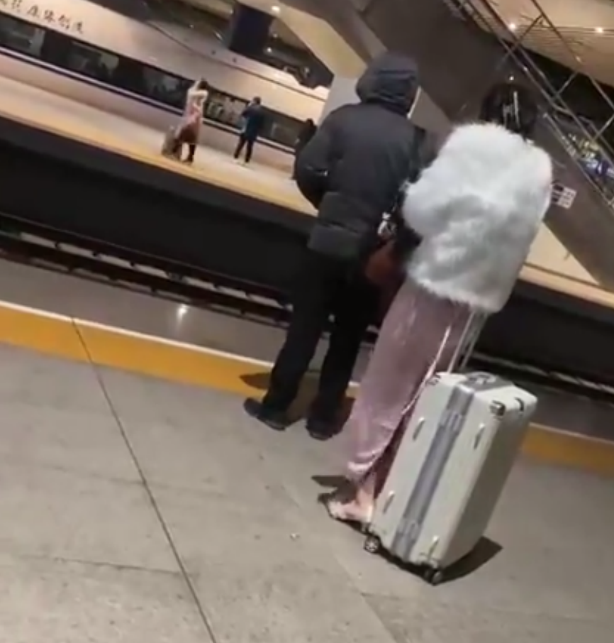 社会视角说 兰州一妙龄女子光腿等车,寒风中冻得发抖:能尊重一下天气吗?