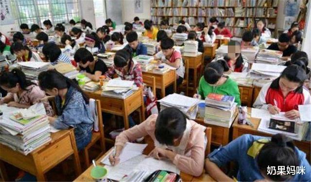 「」她是高考届“首位女状元”，语文仅差1分满分，43年后现状如何？