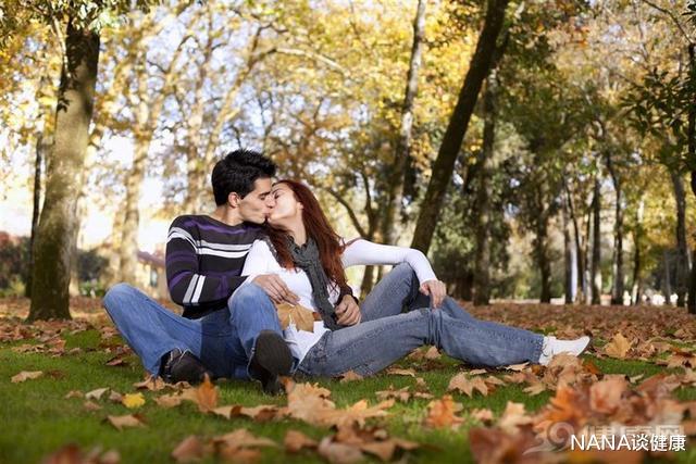 「」接吻一次交换8000万细菌！这4种病都是亲出来的，你却傻傻不知道