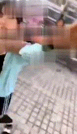 周冲的影像声色|唆使幼女玩“死亡游戏”，疯狂抢拍摄证据：承认孩子的恶很难吗？