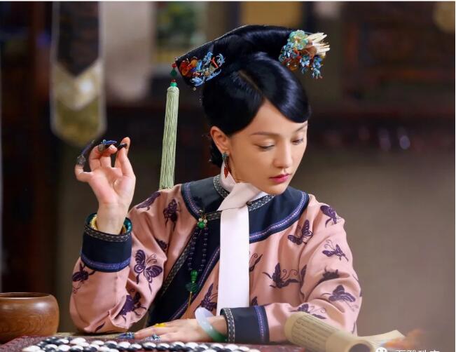 翡翠手镯|翡翠手镯戴左手还是右手?有讲究吗?