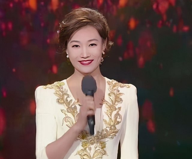 李梓萌|月亮姐姐为主持人李梓萌在线征婚!后者素颜出镜表情搞怪,43岁仍单身