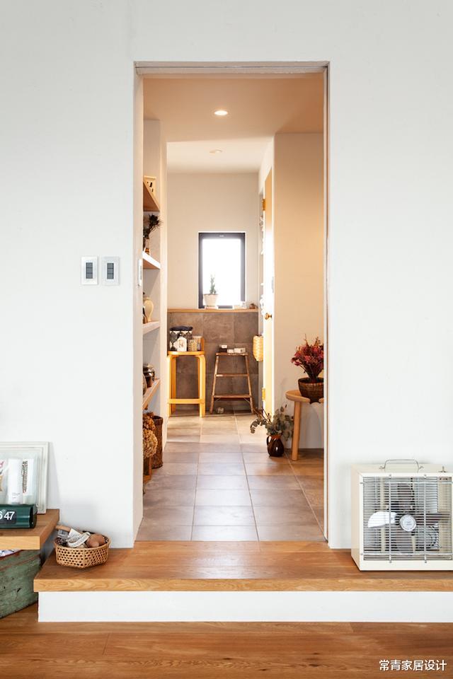 「」进门100双鞋挂墙,只打收纳架,日本夫妻100平家收纳控看了直呼爽