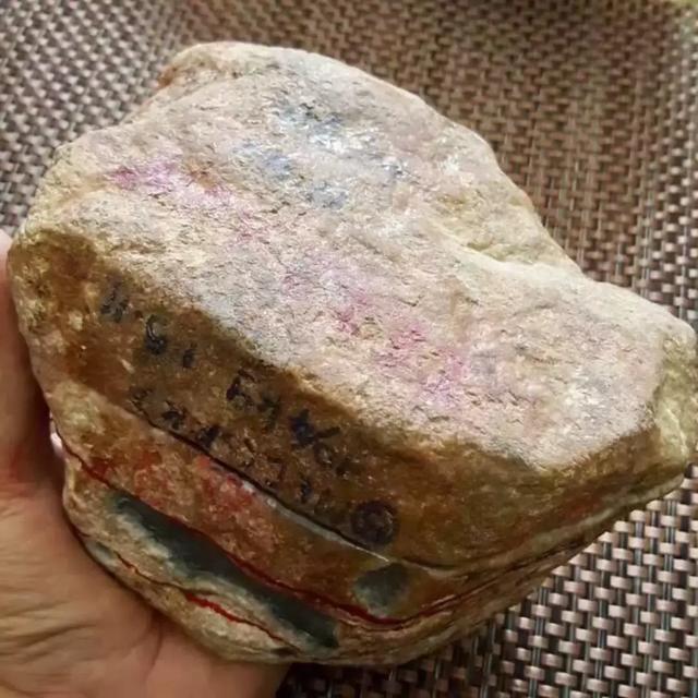 翡翠|一件木那切爆！玻璃种雪花棉手镯料，罕见成品太养眼！