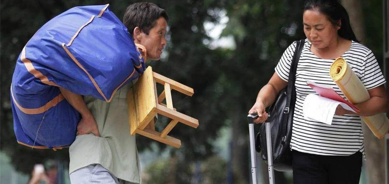 ##“一千八不够花”大学女儿不满每月生活费,要求父母每月给4000