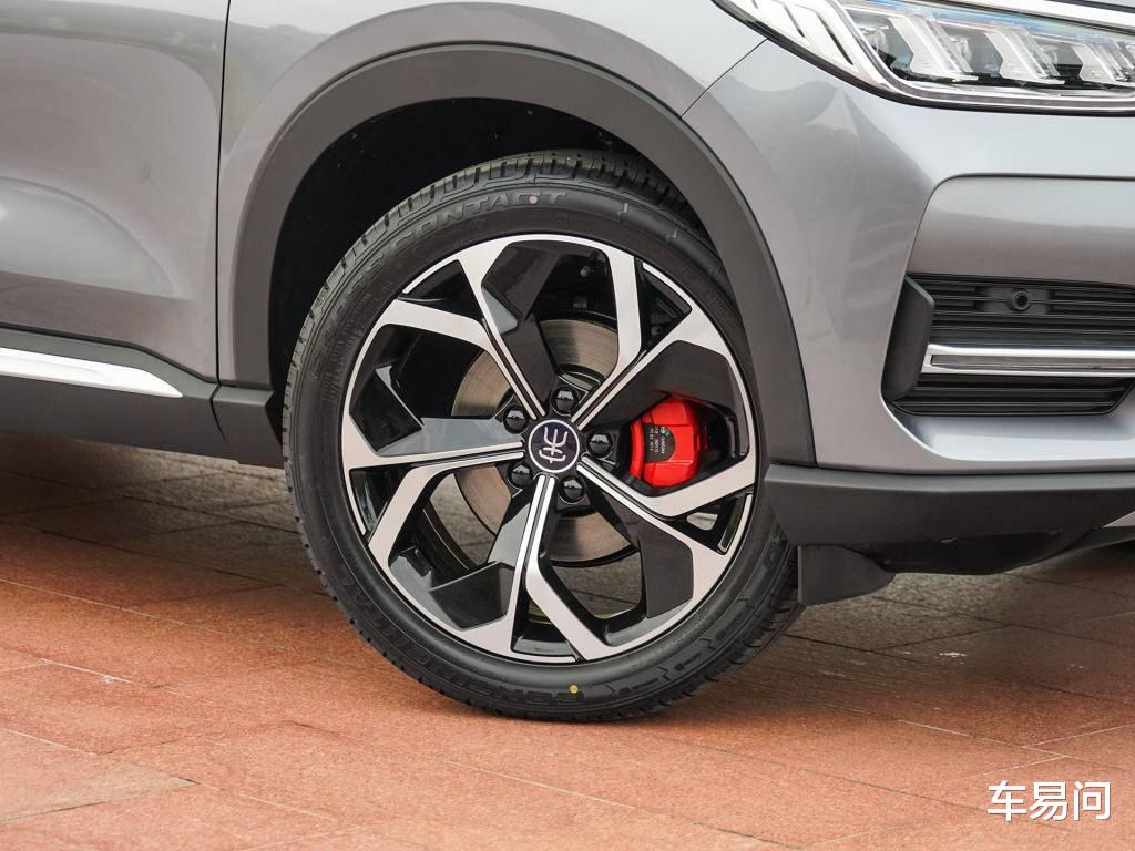 比亚迪|现在比亚迪真有点高攀不起，大灯玩的比奥迪牛，内饰质感直追奔驰