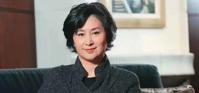 何超琼|二房长女何超琼现身殡仪馆，谁注意她穿的啥鞋？刷新对有钱人认知