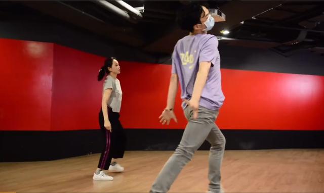 伊能静■伊能静18岁儿子做美甲戴戒指身材妖娆，网友：多大仇，养成这样？