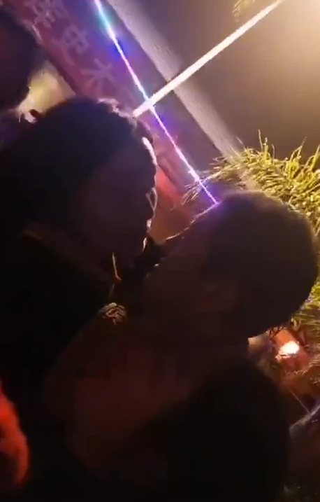 周依然|李亚鹏与小19岁女友再同框！穿情侣鞋吃饭都牵着手，女方加入嫣然基金