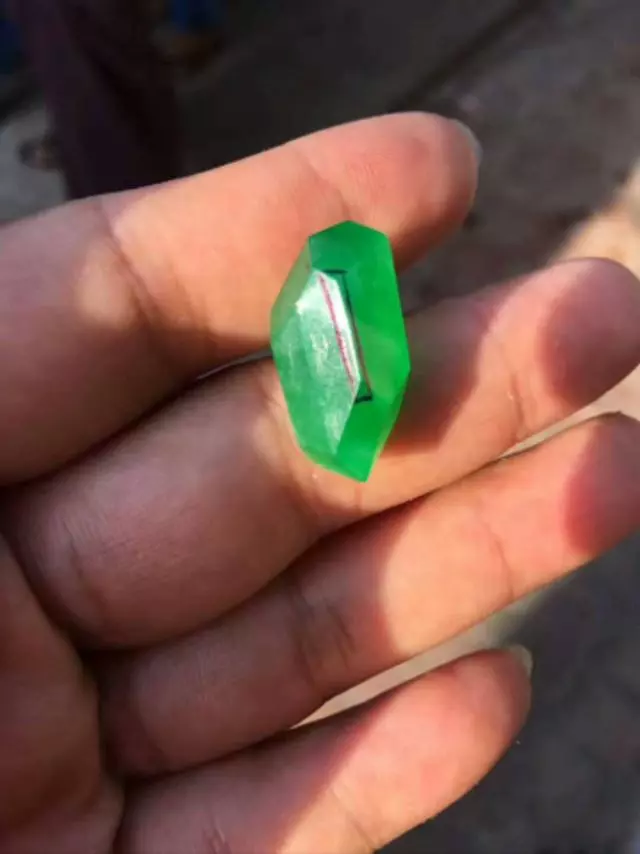 翡翠|翡翠边角料加上绝佳的创意，效果超乎想象