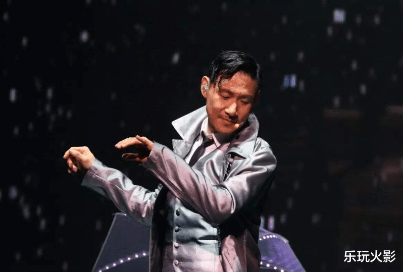 【演唱会】以为自己很红，跑到国外开演唱会，谁知没看，无奈送票占座