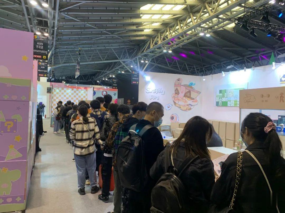 人民网上海频道|上海又现“排队”名场面！通宵占位，进场2小时转手可赚数千？