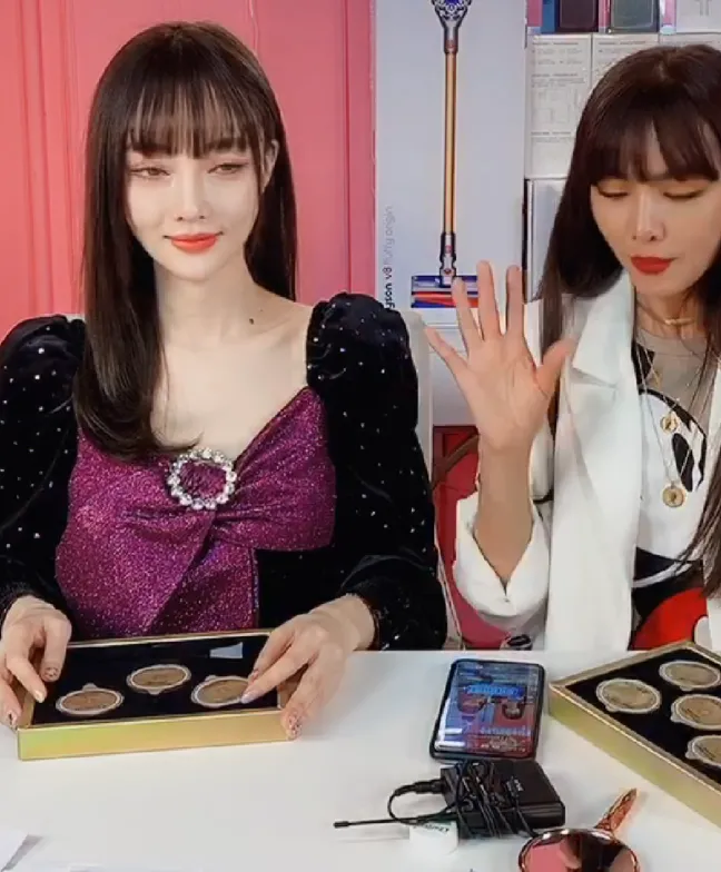 「李小璐」李小璐“浓妆”开播,自信关掉10级美颜后,粉丝:还是你吗?