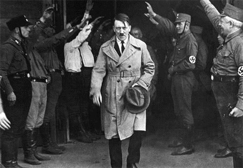 希特勒@128岁老人自称希特勒，还拿出一铁证，坦言：躲了70年，我太累了