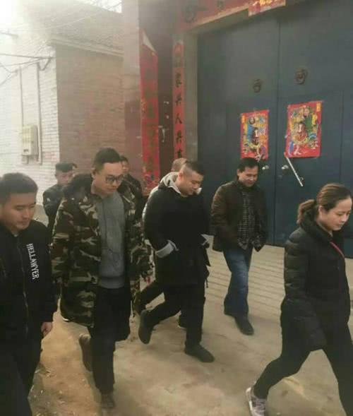 成龙|明星回家探亲：成龙人山人海欢迎，李湘令场面尴尬，冯小刚无人理