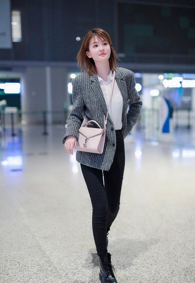 西装▲乔欣换一种穿搭风格真好看，黑色西服搭配阔腿裤，干练又时髦