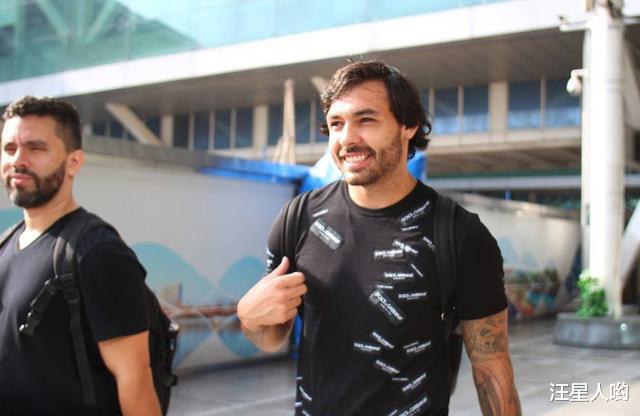 「广州恒大」好消息！恒大归化国脚解除隔离，抵达恒大基地，受到球迷追捧