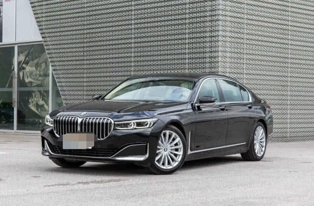 [宝马5系]降价12万，入门款就有曼哈卡顿音响，档次比宝马530高