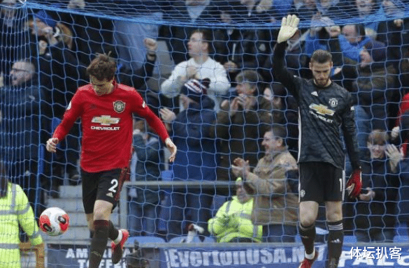 【曼联】曼联4千万巨星再现低级失误，自己都摇头，传奇队长：真想揍他！