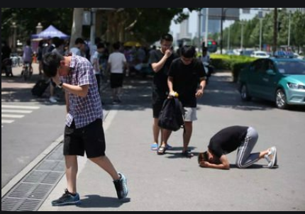 教师:湖北女子将3个孩子高考准考证卖废品,考生急得大哭,妈妈淡定称:补一张呗