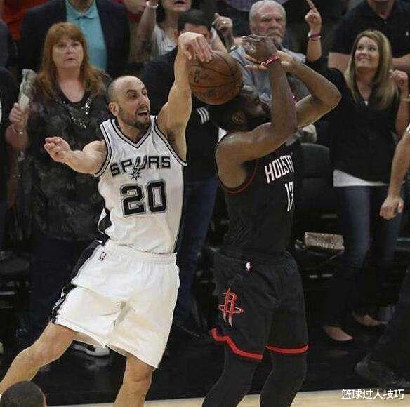 迈克尔·乔丹▲这些后卫盖帽太残暴！韦德老大爷散步般淡定，这封盖足以排第一