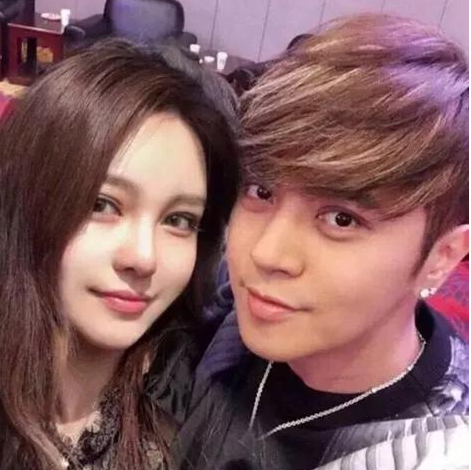 岳丽娜|19岁与导演私奔，裸婚住地下室连生3胎，今丈夫用整部剧捧红她