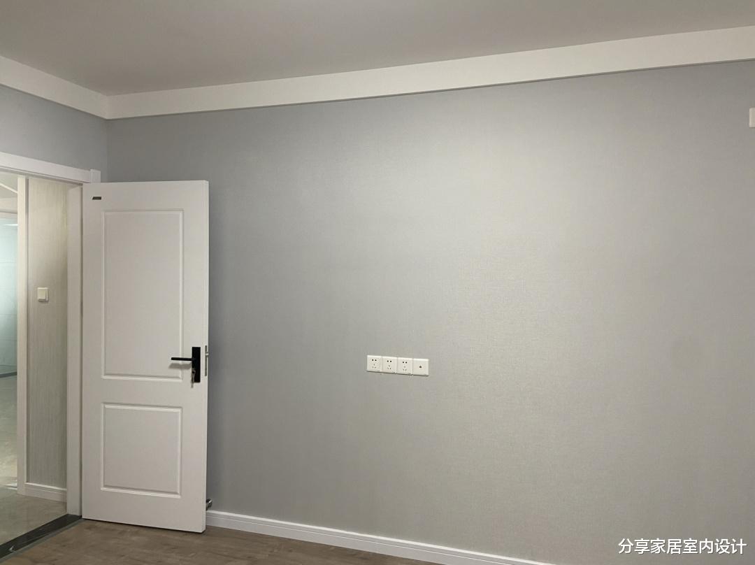 |一家三口的新房，全屋贴墙布，请熟人打柜子，很漂亮，儿子很高兴