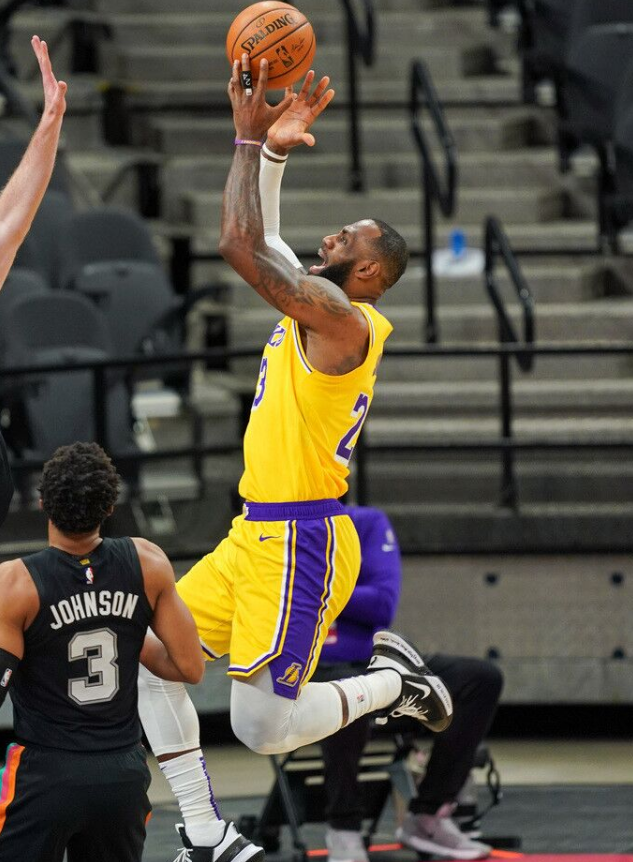 湖人隊(duì)|60+22+15！詹眉帶隊(duì)逆轉(zhuǎn)，三分13中7投瘋，湖人官方更新波普傷情！