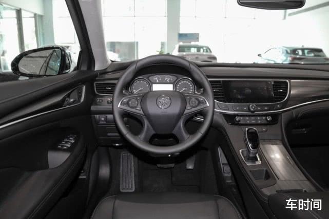 【奔驰E级】还看啥宝马五系？车长5米跌至18万，舒适堪比高铁，比奔驰E级还宽