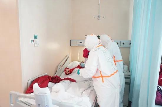 『武汉』咬断输液管,手心藏针头!82岁的“危险”患者,得到133名医护照顾