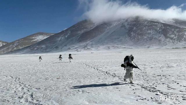 |数万大军还在等棉衣？看到我军的“湖景房”和利器，印军馋哭了！
