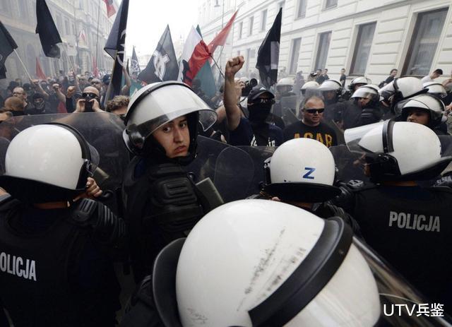 波蘭亂瞭！一份法案引華沙數十萬人走上街頭抗議！有人持刀襲警-圖3