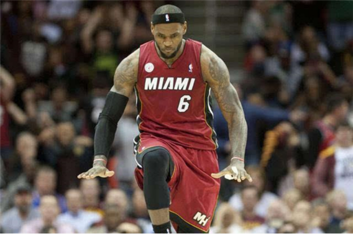 「阿诺德·施瓦辛格」NBA篮球明星的体型有多巨大？看完这些对比照，你就知道了