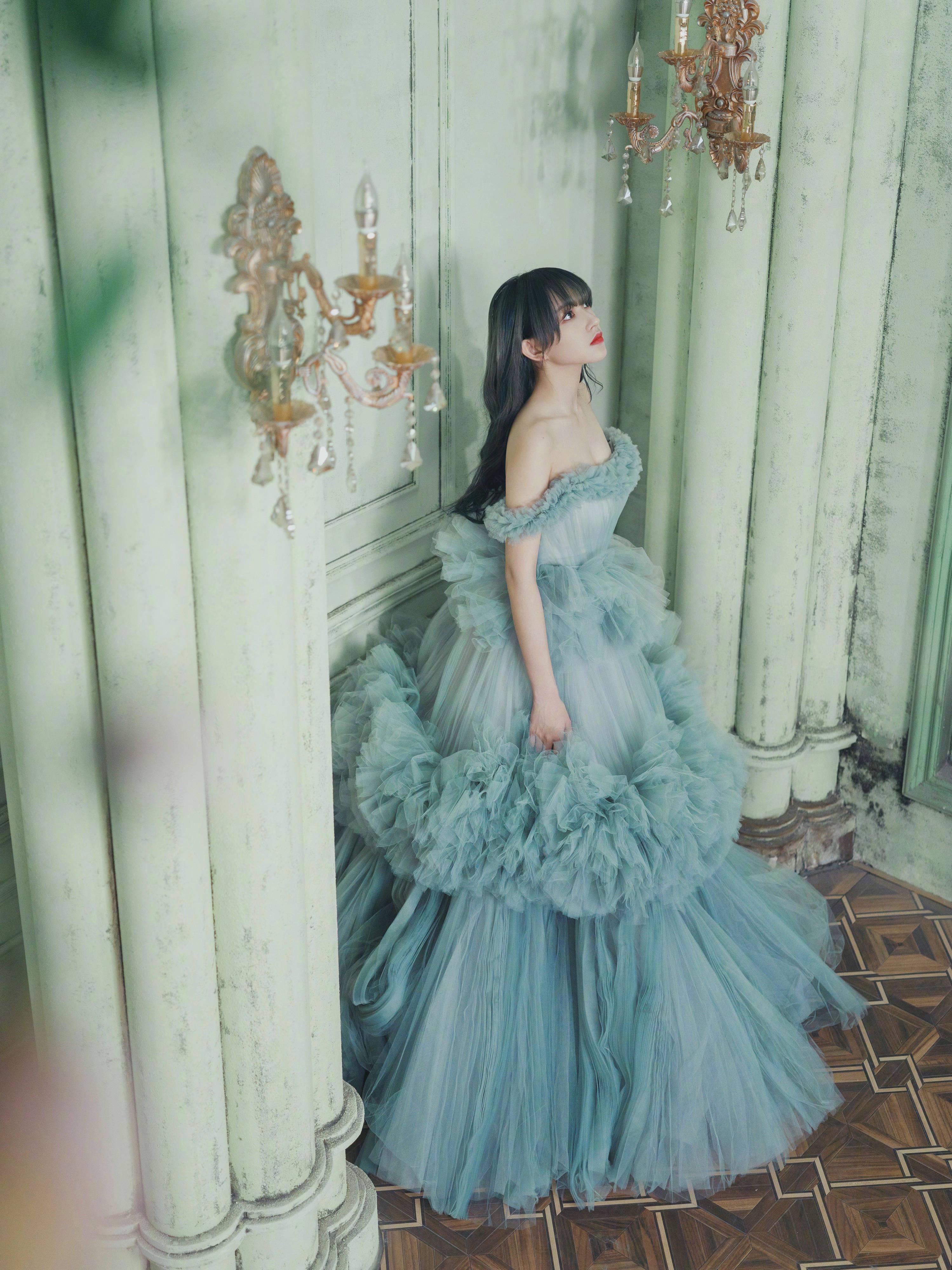 程瀟晴穹藍蛋糕紗裙造型，層層堆疊氛圍夢幻，秒變童話公主-圖4
