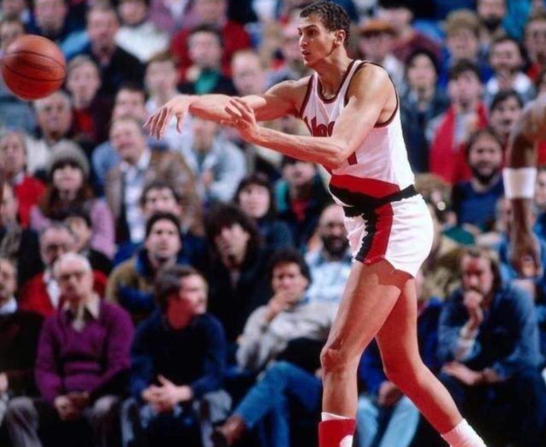 「迈克尔·乔丹」乔丹1年级场均砍下28分7板6助，同期状元奥拉朱旺和榜眼的数据呢