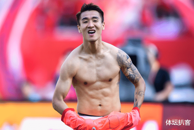 「国足」国足未来神锋大爆发！李铁面临难题，25岁当红国脚恐沦为替补！