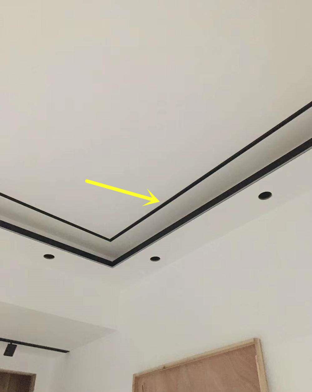 |吊顶只走石膏线明显掉档次,四周加圈黑线条,谁见了不夸高级大气