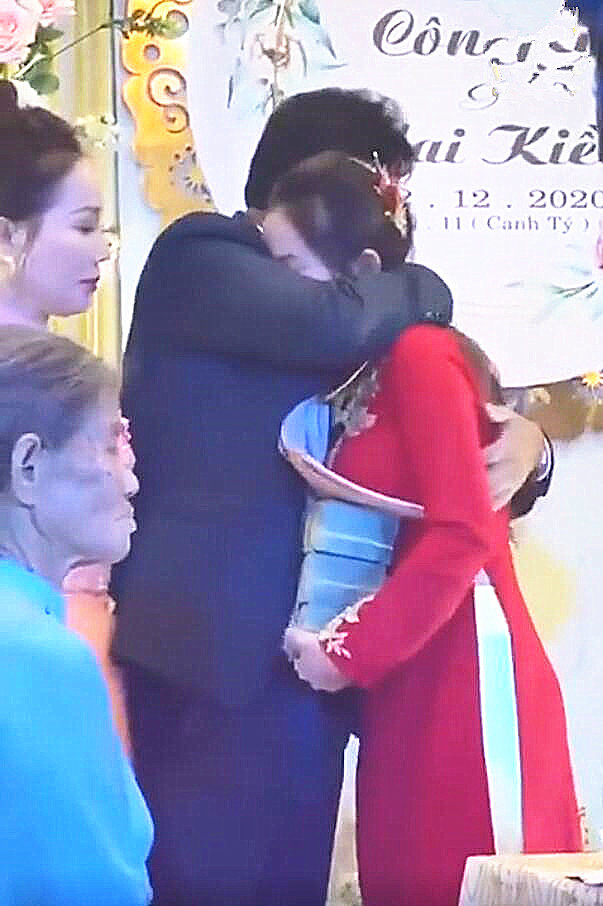 睹图 夫妻嫁女送出850万嫁妆包括11块土地，女儿现场喜极而泣