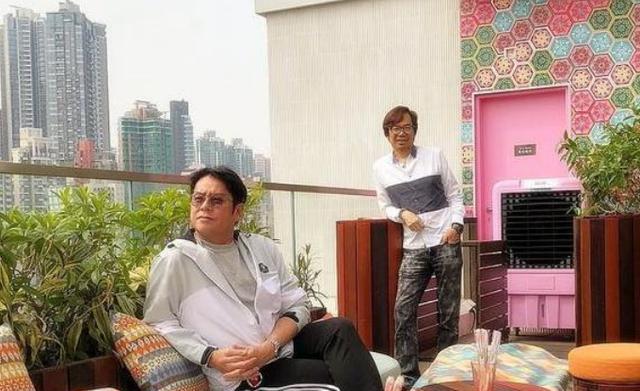 一起看谭咏麟的豪宅，头次见顶楼改装成客厅，这里风景太美了