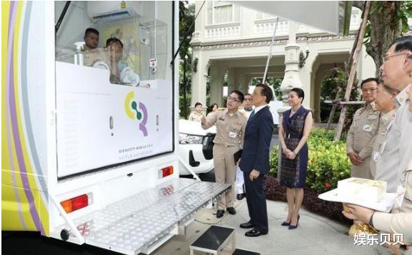 发型|苏提达王后换发型！42岁的她挽起贵妇发髻显贵气，气质惊艳又高级