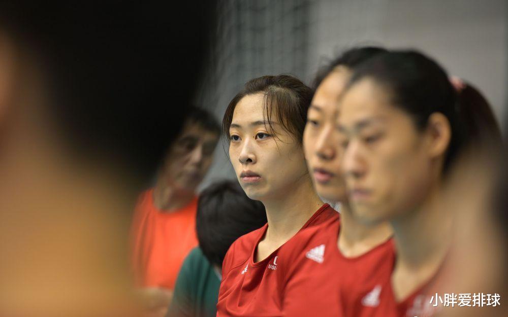 『刘晏含』中国女排最新封闭集训照片，刘晏含太健美了，她为改打接应做准备