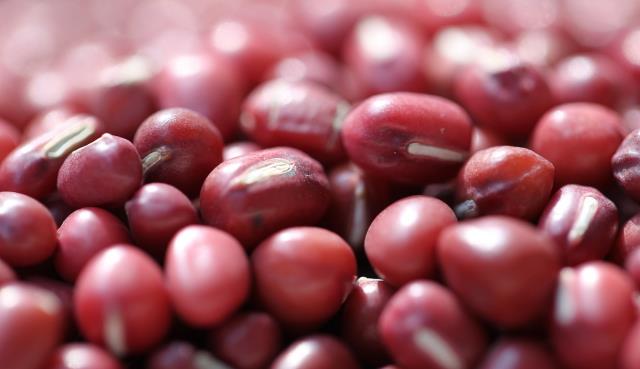 「红豆」红豆去湿气,却越吃越严重?很多人不在意这个细节,吃再多都白费