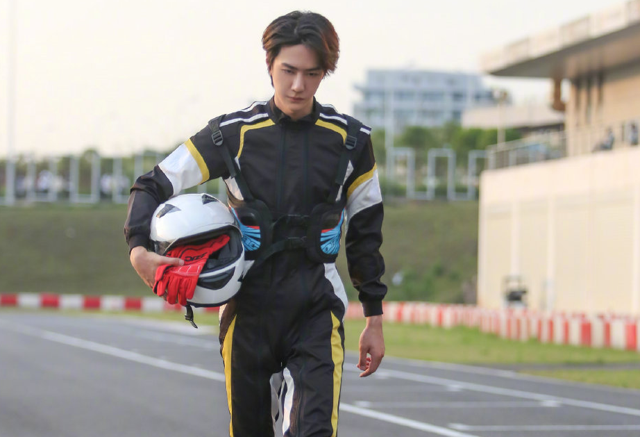 『王一博』王一博重回《天天向上》，高价买花过于实诚，汪涵看不下去了