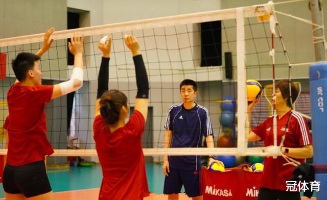 颜妮■女排颜妮终现身，带来一大喜讯，但郎平透露朱婷袁心玥有伤在身