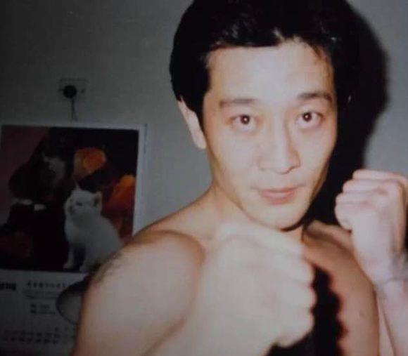 他是北京90年代的混混,追着向华强打到深圳,扬言见一次打一次