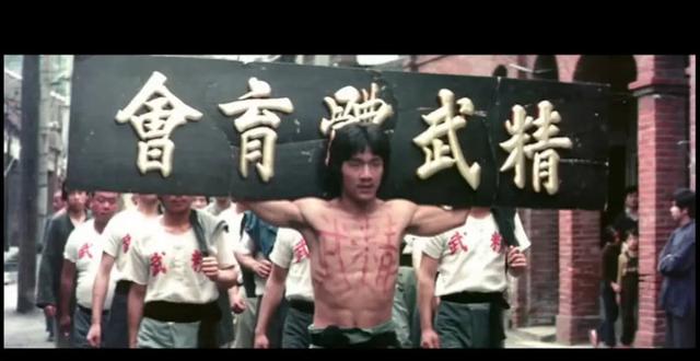 『李小龙』他7岁被父母抛弃，19岁被李小龙暴打，24岁抓住机会成为一代巨星！