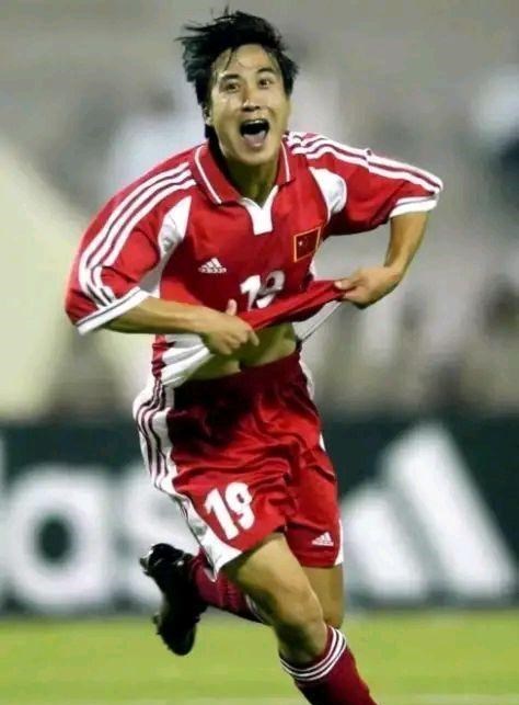 国足|44岁国足功勋出狱4年，他曾踢假球成阶下囚，如今两鬓斑白成大爷