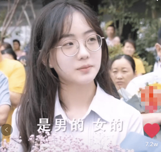 女孩|高考场外女孩成风景线,执花侯友,当网友见到所等的考生:打扰了