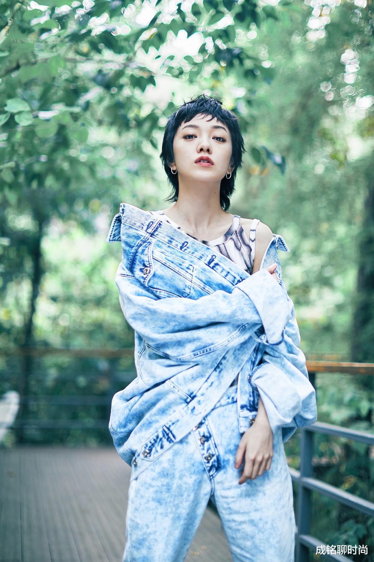 穿衣搭配：郭采洁真个性，干练短发搭配粉色连衣裙，时尚减龄还有点仙气