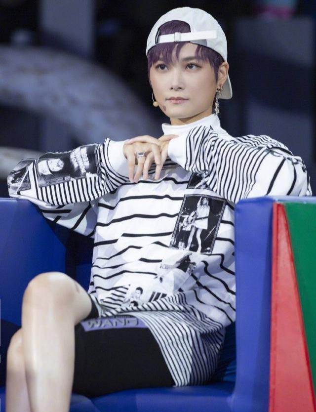 李宇春|李宇春造型遭质疑，网友留言“身为一个妈妈，求你别这样”